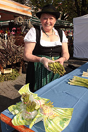 Fragen zur Zubereitung von Spargel beantwortet Ernährungsfachfrau Frau Maria Endres (©Foto: Martin Schmitz)
